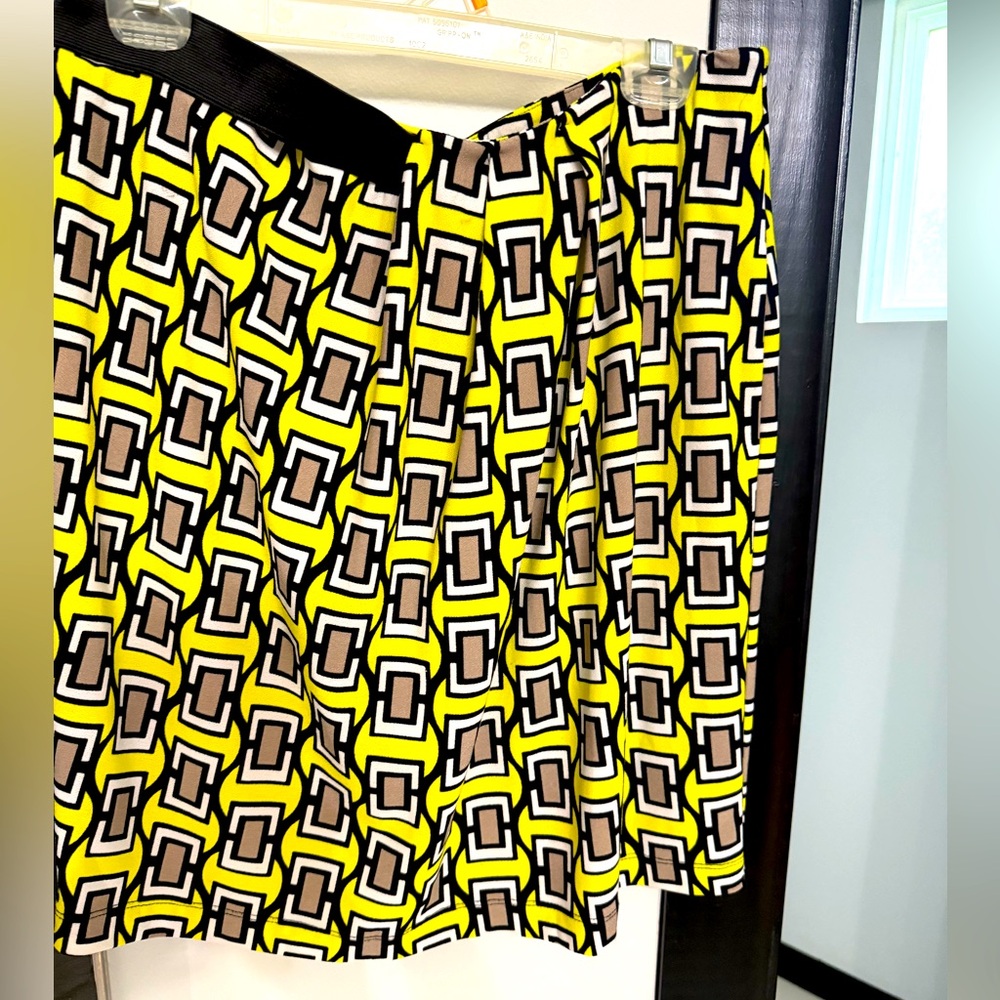 Yellow Symmetrical Pattern Skirt CLEARANCE!!!⭐️⭐️⭐️